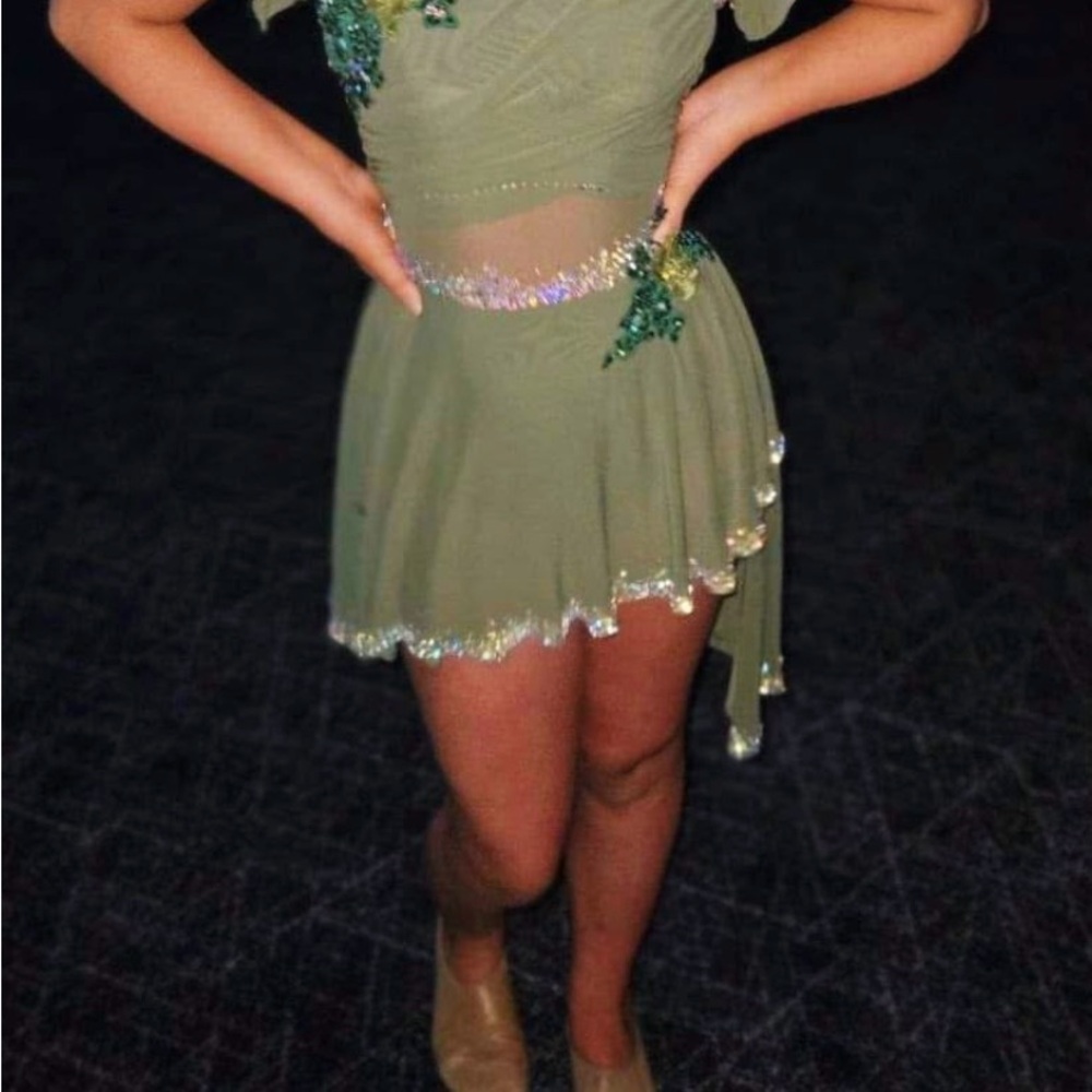Chic Green Dance Outfit with Sequins